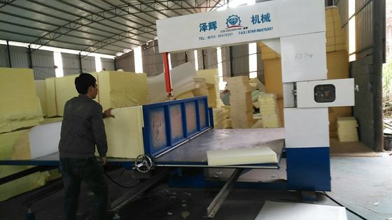 Электрическая вертикальная машина для резки пены с управлением PLC для обработки EVA и EPE